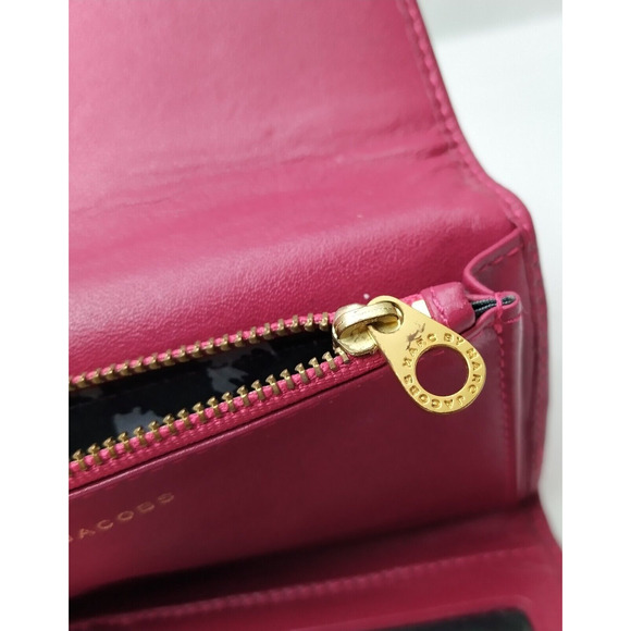 Marc by Marc Jacobs Red Leather Turnlock Credit Card ID Windows Trifold Wallet - Picture 15 of 16